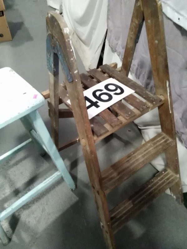 lot 469 wooden steps & stool - Image 3