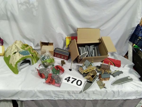 lot 470 Hornby model railway train accessories