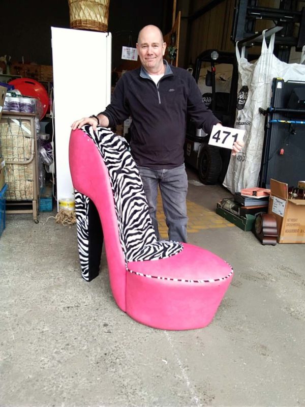 lot 471  glamourous large shoe seat - Image 2