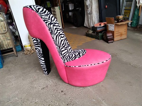 lot 471  glamourous large shoe seat - Image 4