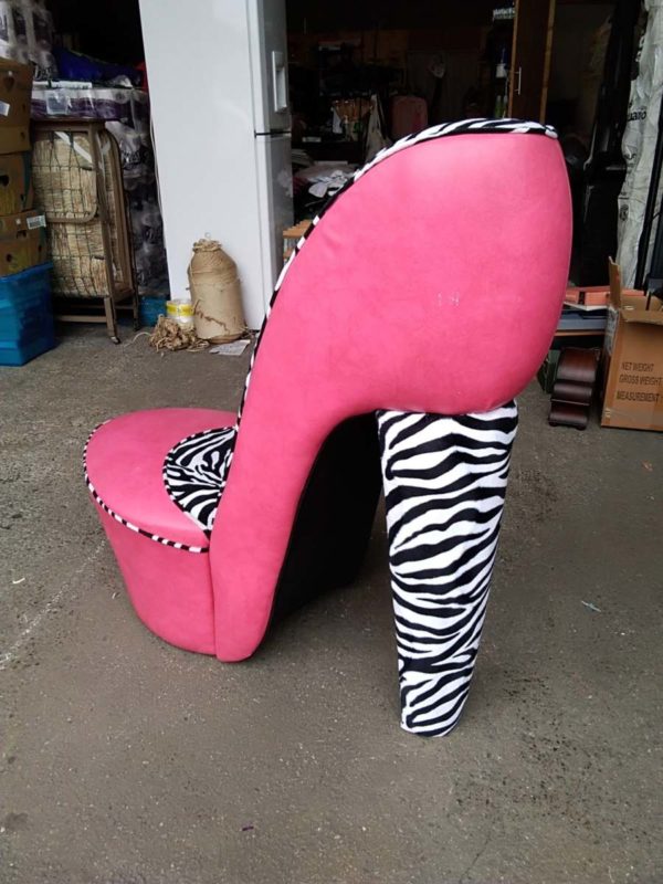 lot 471  glamourous large shoe seat - Image 3