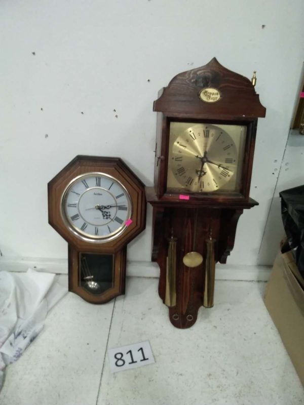 lot 811 2 wall clocks (battery operated )