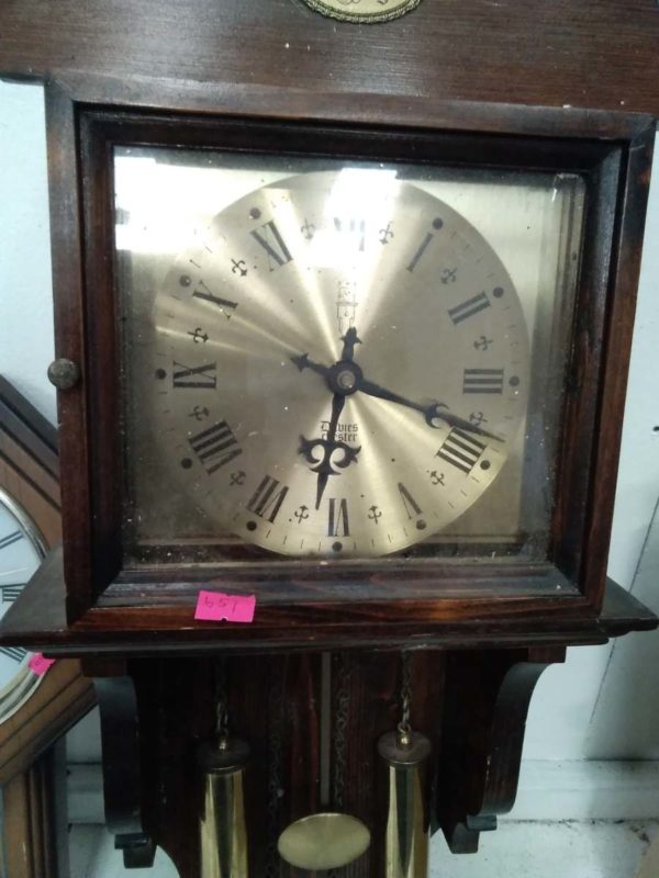 lot 811 2 wall clocks (battery operated ) - Image 2