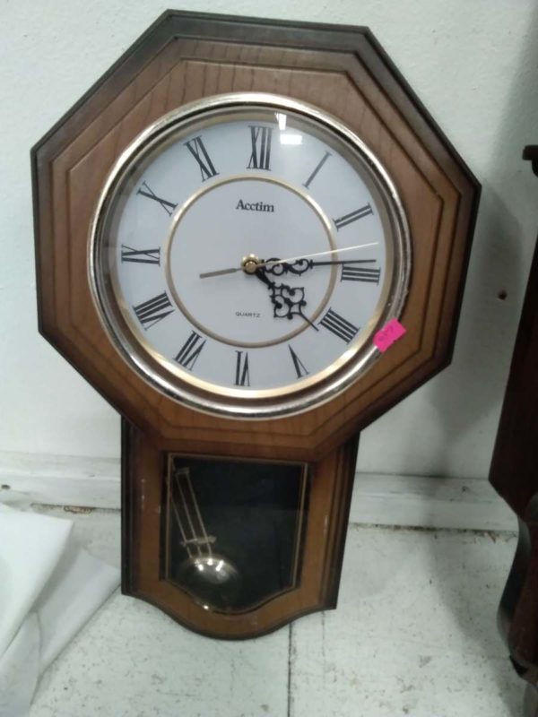 lot 811 2 wall clocks (battery operated ) - Image 3