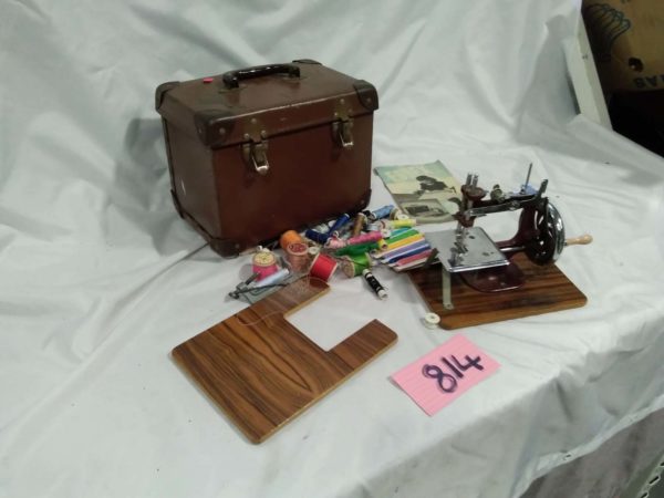 lot 814 Essex mini sewing machine & carry case