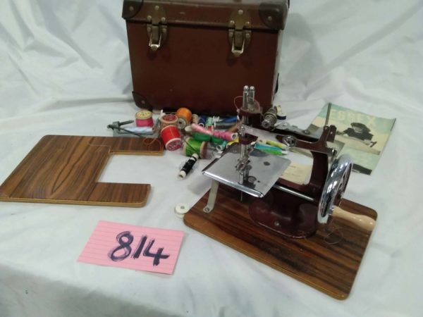 lot 814 Essex mini sewing machine & carry case - Image 2