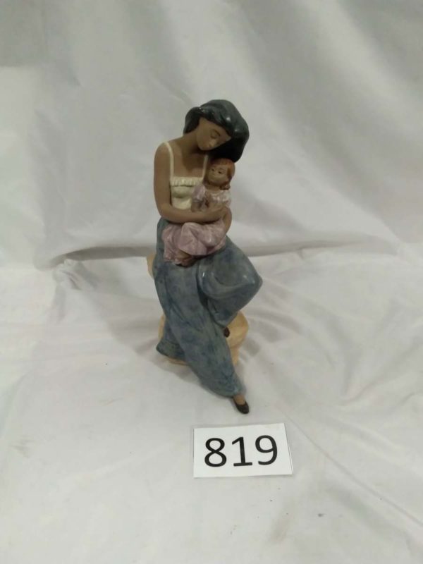 lot 819 large porcelaine NAO figurine lady with child