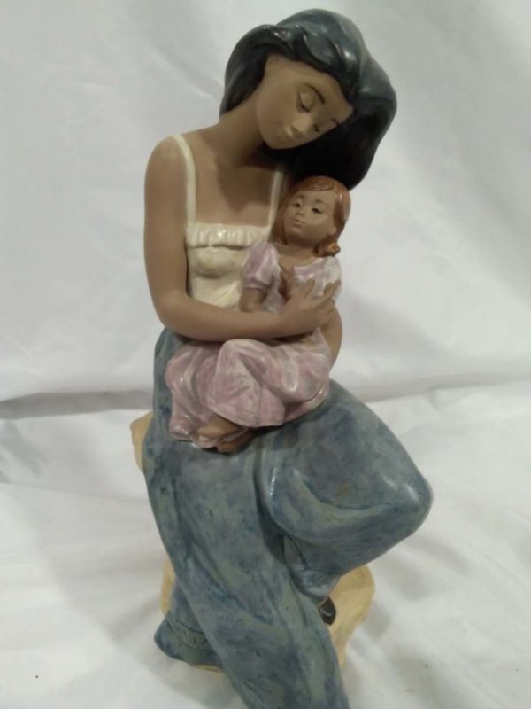 lot 819 large porcelaine NAO figurine lady with child - Image 2