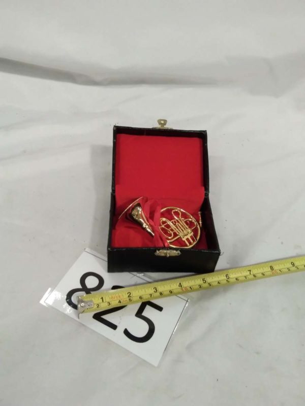 lot 825 cased miniature french horn - Image 3