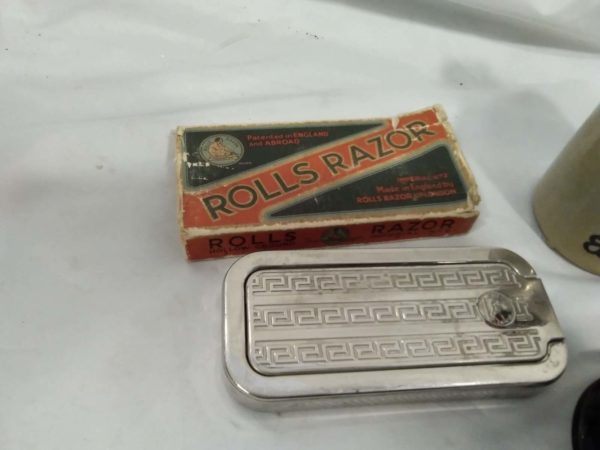 lot 859 Rolls Razor,desk  bell, cider bottle & royal mind £1 paperweight - Image 2