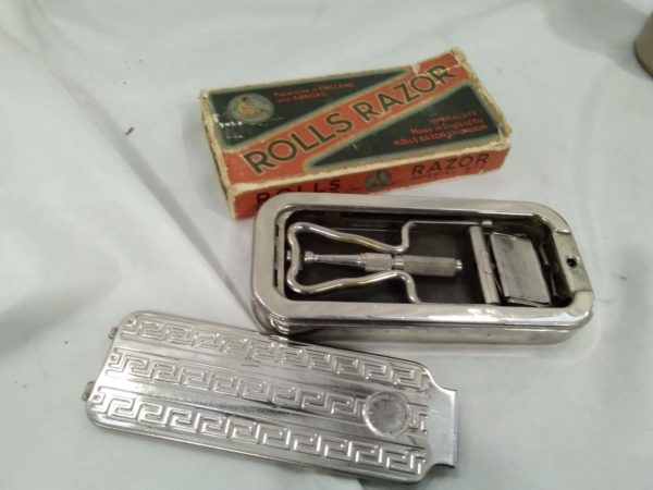 lot 859 Rolls Razor,desk  bell, cider bottle & royal mind £1 paperweight - Image 5