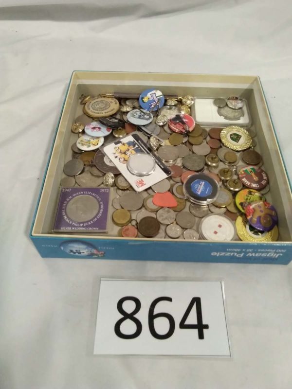 lot 864 tray of coins, badges, buttons etc