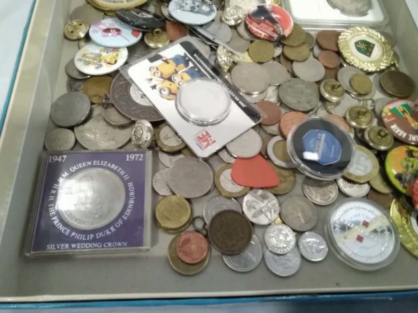 lot 864 tray of coins, badges, buttons etc - Image 2