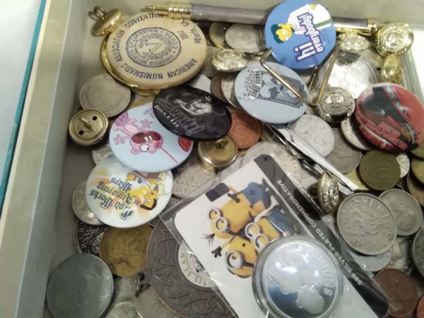 lot 864 tray of coins, badges, buttons etc - Image 7