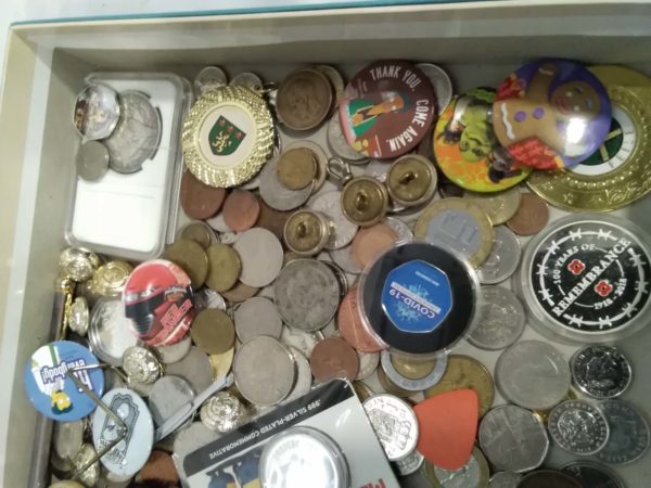 lot 864 tray of coins, badges, buttons etc - Image 6