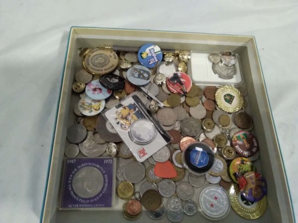 lot 864 tray of coins, badges, buttons etc - Image 5