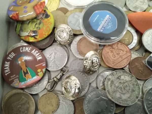 lot 864 tray of coins, badges, buttons etc - Image 4