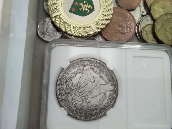 lot 864 tray of coins, badges, buttons etc - Image 3