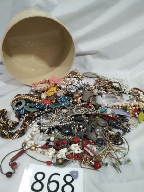 lot 868 quantity of costume jewelery