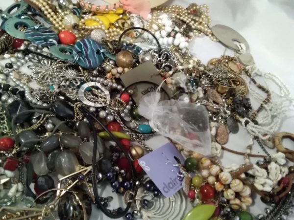 lot 868 quantity of costume jewelery - Image 3