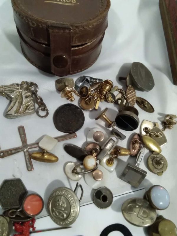 lot 869 cigar box of curios, vintage studs box, german lighter etc - Image 9