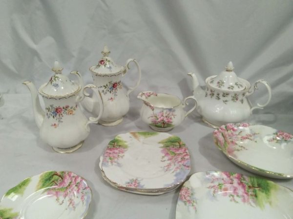 lot 907  royal albert plates & teapots - Image 6