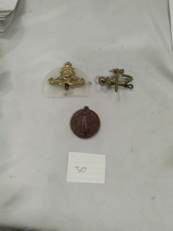 lot 030 WW1 military medal & 2 cap badges