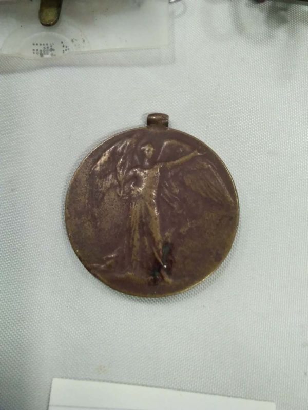 lot 030 WW1 military medal & 2 cap badges - Image 3