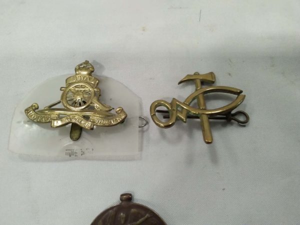 lot 030 WW1 military medal & 2 cap badges - Image 2