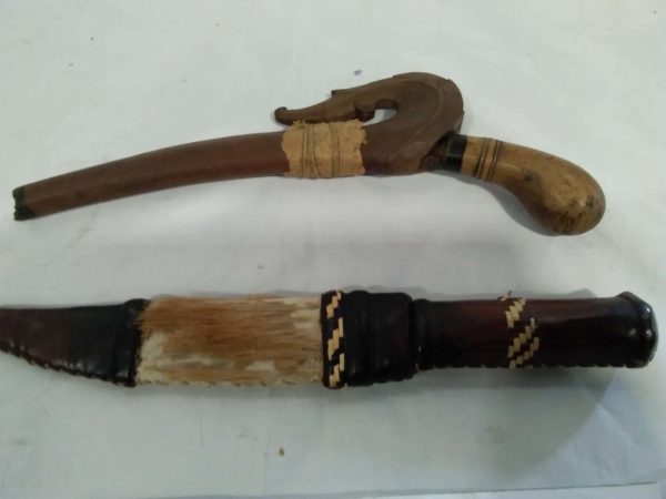 lot 052 2 ornate knives - Image 2