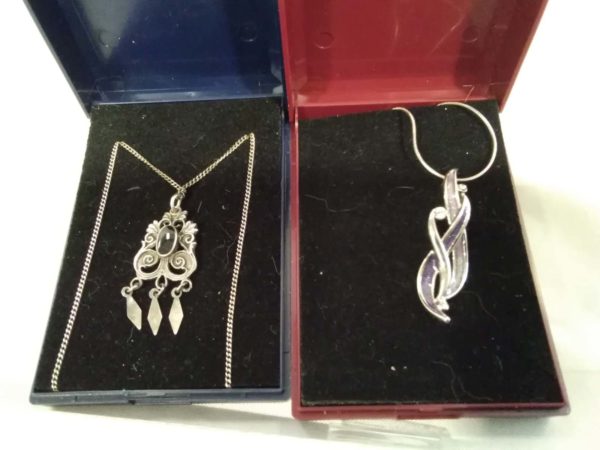 lot 057 2 silver necklaces