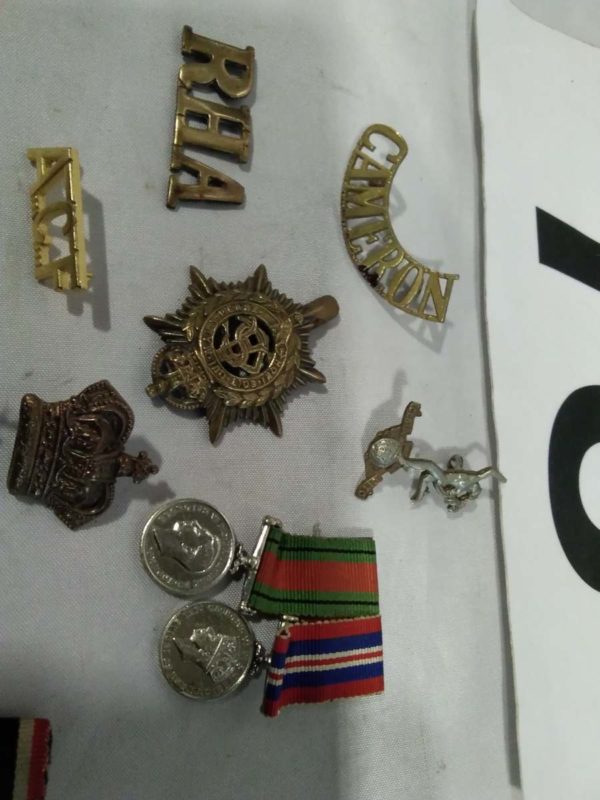 lot 075 various military uniform badges, miniature medal etc - Image 2