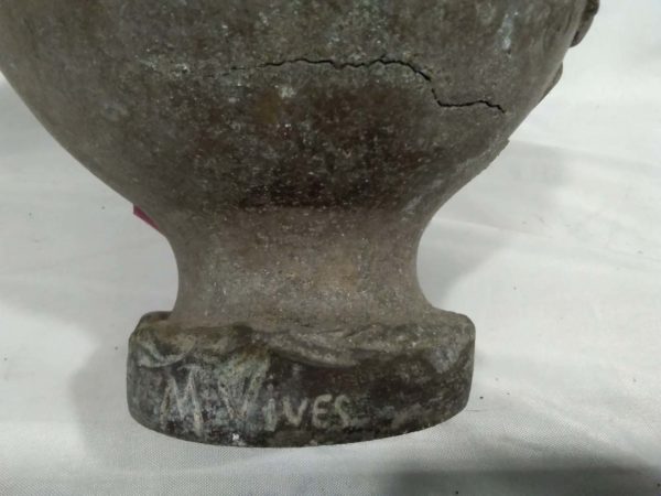 lot 200 heavy metal antique French vase signed M.Vivas ( crakced along base) - Image 3