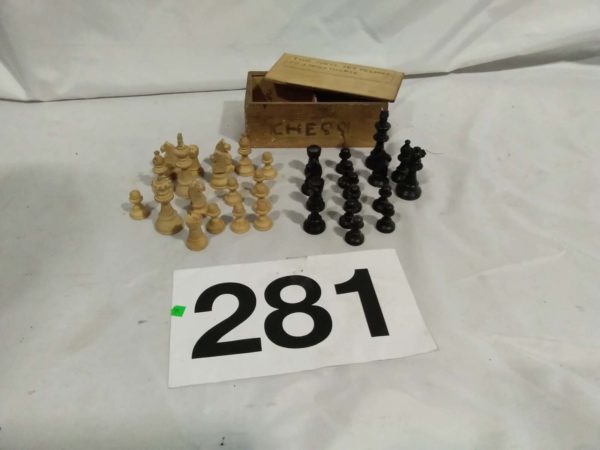 lot 281 vintage Staunton style wooden chess set