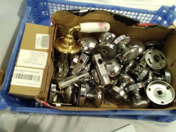 lot 385 door handles , knobs used & new - Image 4