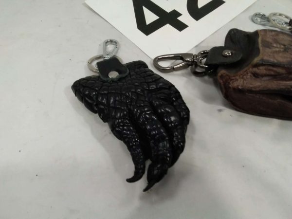 lot 420 3 real crocodile body parts made in to keyrings - Image 3