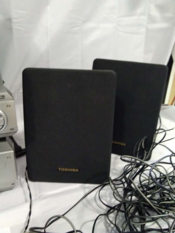 lot 453 Technics stereo system & a pair of Toshiba speakers ( needs a figure of 8 power lead) - Image 4