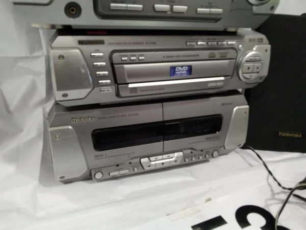 lot 453 Technics stereo system & a pair of Toshiba speakers ( needs a figure of 8 power lead) - Image 3