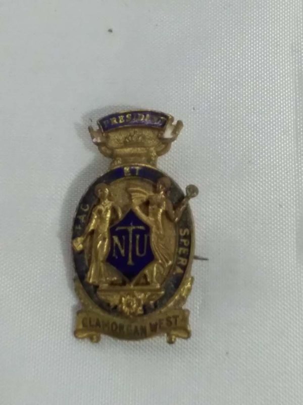 lot 454 vintage national union of teachers past president badge - Image 2