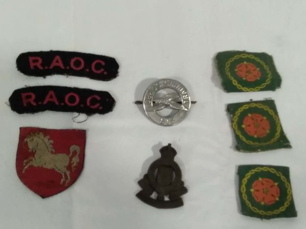 lot 457 WW2 military cap badges & formation patches - Image 2