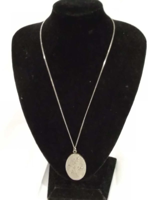 lot 462 sterling silver oval locket on a chain - Image 2