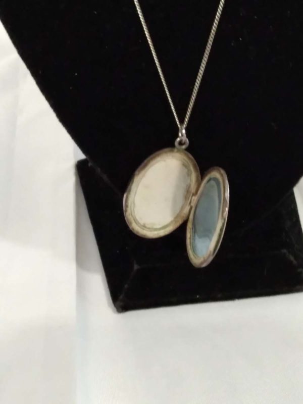 lot 462 sterling silver oval locket on a chain - Image 6