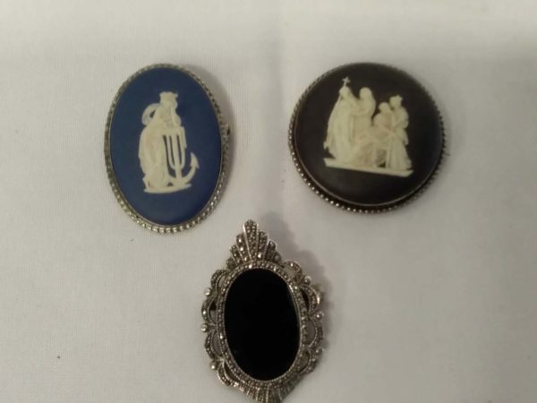 lot 468 2 x wedgwood brooches & a sterling silver marcastite