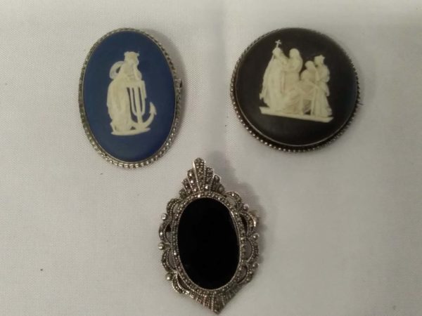 lot 468 2 x wedgwood brooches & a sterling silver marcastite - Image 2