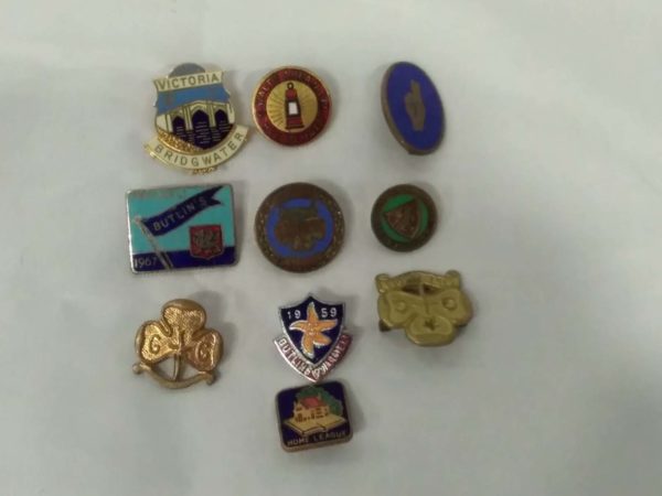 lot 472 collection of vintage badges -butlins,mining ,ETC