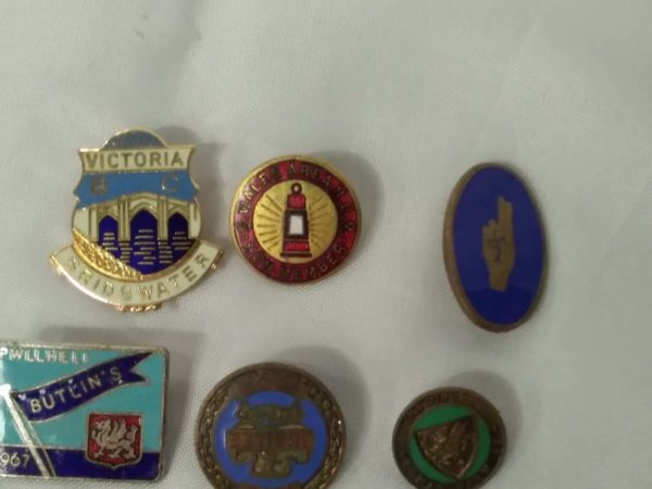 lot 472 collection of vintage badges -butlins,mining ,ETC - Image 2