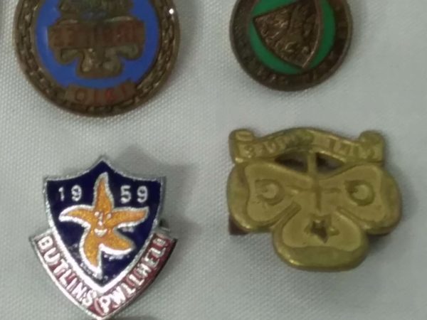 lot 472 collection of vintage badges -butlins,mining ,ETC - Image 3