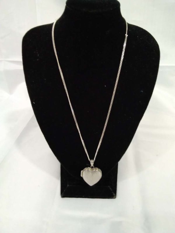 lot 476 sterling silver heart shaped locket necklace - Image 2