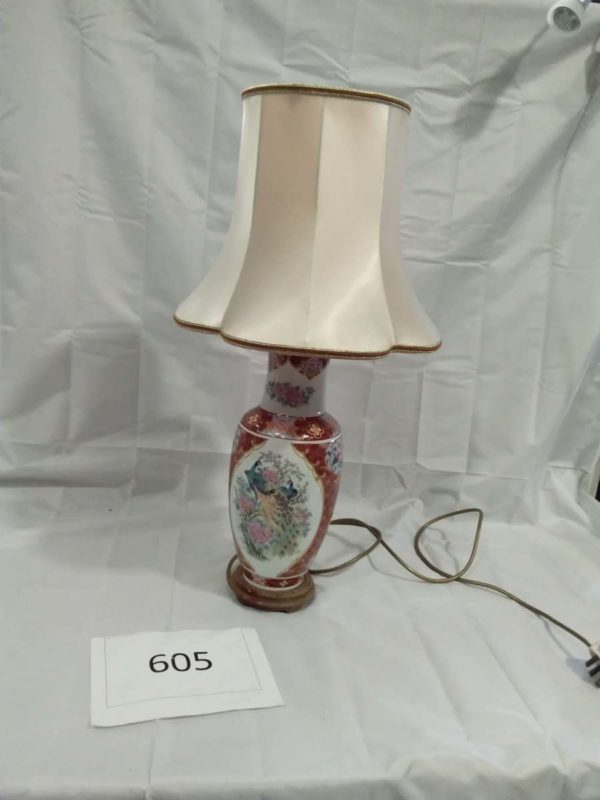 lot 605 tall Chinese table lamp ( working)