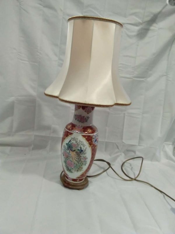 lot 605 tall Chinese table lamp ( working) - Image 2